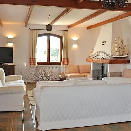 Βίλα Sleeps 10 Air Con Wifi Arzachena